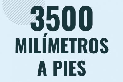 Profesor en pizarra explicando cuanto es 3500 milimetros en pies o como pasar de 3500 mm a ft