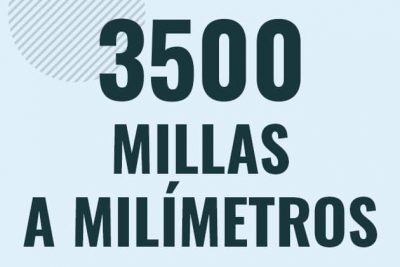 Profesor en pizarra explicando cuanto es 3500 millas en milimetros o como pasar de 3500 mi a mm