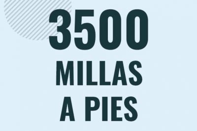 Profesor en pizarra explicando cuanto es 3500 millas en pies o como pasar de 3500 mi a ft