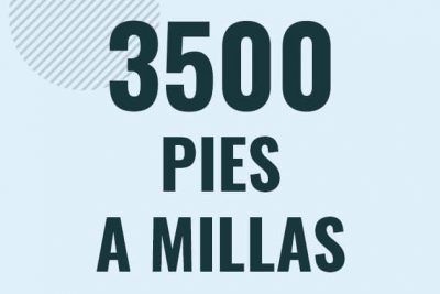 Profesor en pizarra explicando cuanto es 3500 pies en millas o como pasar de 3500 ft a mi