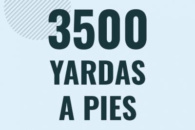 Profesor en pizarra explicando cuanto es 3500 yardas en pies o como pasar de 3500 yd a ft