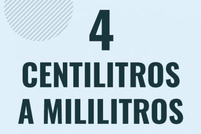 Profesor en pizarra explicando cuanto es 4 centilitros en mililitros o como pasar de 4 cl a ml