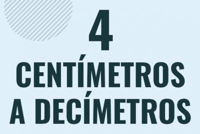 Profesor en pizarra explicando cuanto es 4 centimetros en decimetros o como pasar de 4 cm a dm