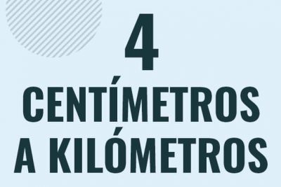 Profesor en pizarra explicando cuanto es 4 centimetros en kilometros o como pasar de 4 cm a km
