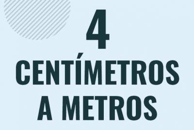 Profesor en pizarra explicando cuanto es 4 centimetros en metros o como pasar de 4 cm a m
