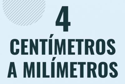 Profesor en pizarra explicando cuanto es 4 centimetros en milimetros o como pasar de 4 cm a mm