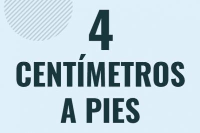 Profesor en pizarra explicando cuanto es 4 centimetros en pies o como pasar de 4 cm a ft