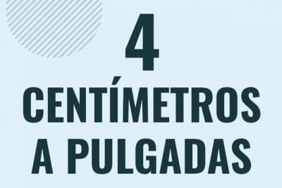 Profesor en pizarra explicando cuanto es 4 centimetros en pulgadas o como pasar de 4 cm a in