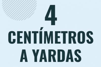 Profesor en pizarra explicando cuanto es 4 centimetros en yardas o como pasar de 4 cm a yd