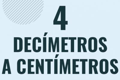 Profesor en pizarra explicando cuanto es 4 decimetros en centimetros o como pasar de 4 dm a cm
