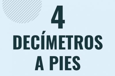 Profesor en pizarra explicando cuanto es 4 decimetros en pies o como pasar de 4 dm a ft