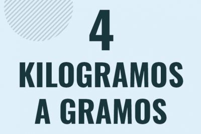 Profesor en pizarra explicando cuanto es 4 kilogramos en gramos o como pasar de 4 kg a g