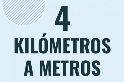 Profesor en pizarra explicando cuanto es 4 kilometros en metros o como pasar de 4 km a m