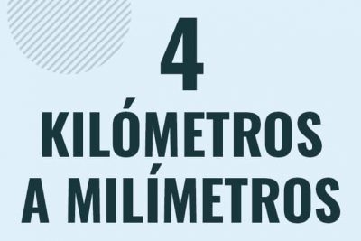 Profesor en pizarra explicando cuanto es 4 kilometros en milimetros o como pasar de 4 km a mm