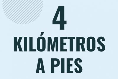 Profesor en pizarra explicando cuanto es 4 kilometros en pies o como pasar de 4 km a ft