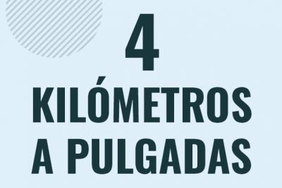 Profesor en pizarra explicando cuanto es 4 kilometros en pulgadas o como pasar de 4 km a in