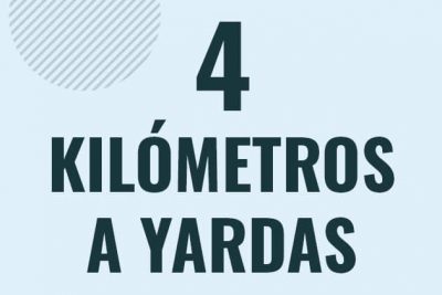 Profesor en pizarra explicando cuanto es 4 kilometros en yardas o como pasar de 4 km a yd