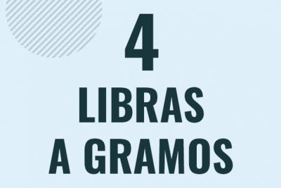 Profesor en pizarra explicando cuanto es 4 libras en gramos o como pasar de 4 lb a g