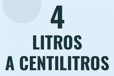 Profesor en pizarra explicando cuanto es 4 litros en centilitros o como pasar de 4 l a cl