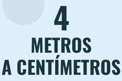 Profesor en pizarra explicando cuanto es 4 metros en centimetros o como pasar de 4 m a cm