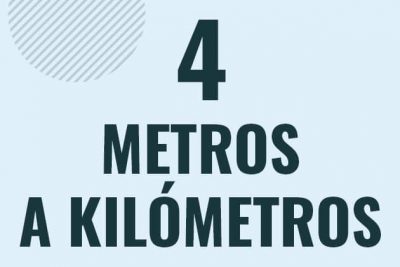 Profesor en pizarra explicando cuanto es 4 metros en kilometros o como pasar de 4 m a km