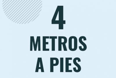 Profesor en pizarra explicando cuanto es 4 metros en pies o como pasar de 4 m a ft