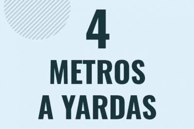 Profesor en pizarra explicando cuanto es 4 metros en yardas o como pasar de 4 m a yd