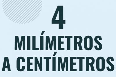 Profesor en pizarra explicando cuanto es 4 milimetros en centimetros o como pasar de 4 mm a cm
