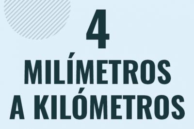 Profesor en pizarra explicando cuanto es 4 milimetros en kilometros o como pasar de 4 mm a km