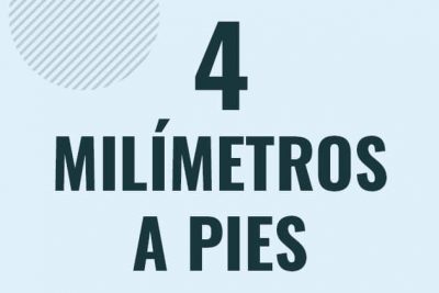 Profesor en pizarra explicando cuanto es 4 milimetros en pies o como pasar de 4 mm a ft