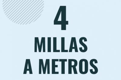 Profesor en pizarra explicando cuanto es 4 millas en metros o como pasar de 4 mi a m