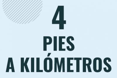 Profesor en pizarra explicando cuanto es 4 pies en kilometros o como pasar de 4 ft a km