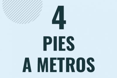 Profesor en pizarra explicando cuanto es 4 pies en metros o como pasar de 4 ft a m