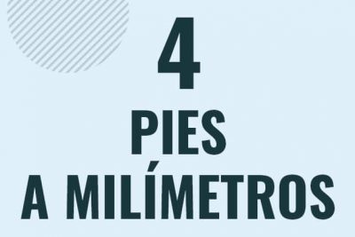 Profesor en pizarra explicando cuanto es 4 pies en milimetros o como pasar de 4 ft a mm