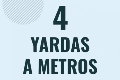 Profesor en pizarra explicando cuanto es 4 yardas en metros o como pasar de 4 yd a m