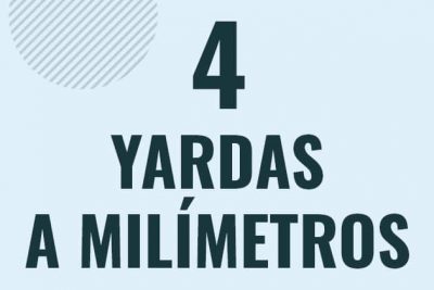 Profesor en pizarra explicando cuanto es 4 yardas en milimetros o como pasar de 4 yd a mm