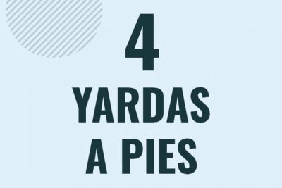 Profesor en pizarra explicando cuanto es 4 yardas en pies o como pasar de 4 yd a ft