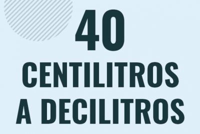 Profesor en pizarra explicando cuanto es 40 centilitros en decilitros o como pasar de 40 cl a dl