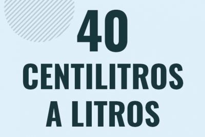 Profesor en pizarra explicando cuanto es 40 centilitros en litros o como pasar de 40 cl a l