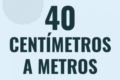 Profesor en pizarra explicando cuanto es 40 centimetros en metros o como pasar de 40 cm a m