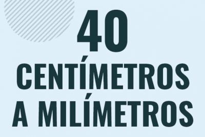 Profesor en pizarra explicando cuanto es 40 centimetros en milimetros o como pasar de 40 cm a mm