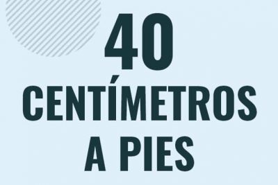 Profesor en pizarra explicando cuanto es 40 centimetros en pies o como pasar de 40 cm a ft