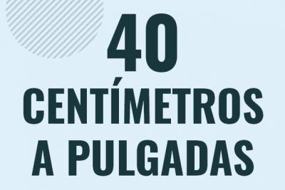 Profesor en pizarra explicando cuanto es 40 centimetros en pulgadas o como pasar de 40 cm a in