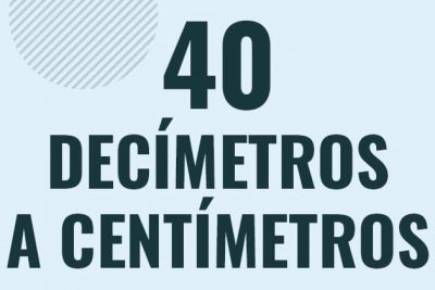 Profesor en pizarra explicando cuanto es 40 decimetros en centimetros o como pasar de 40 dm a cm