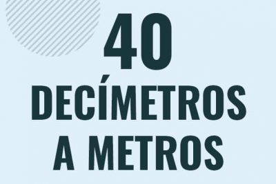 Profesor en pizarra explicando cuanto es 40 decimetros en metros o como pasar de 40 dm a m