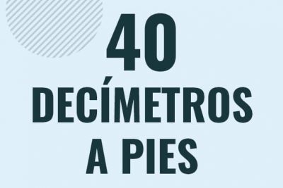 Profesor en pizarra explicando cuanto es 40 decimetros en pies o como pasar de 40 dm a ft