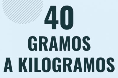 Profesor en pizarra explicando cuanto es 40 gramos en kilogramos o como pasar de 40 g a kg