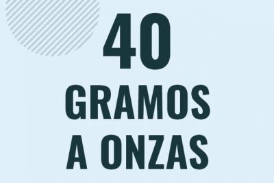 Profesor en pizarra explicando cuanto es 40 gramos en onzas o como pasar de 40 g a oz