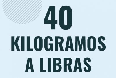 Profesor en pizarra explicando cuanto es 40 kilogramos en libras o como pasar de 40 kg a lb