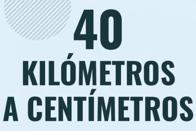 Profesor en pizarra explicando cuanto es 40 kilometros en centimetros o como pasar de 40 km a cm